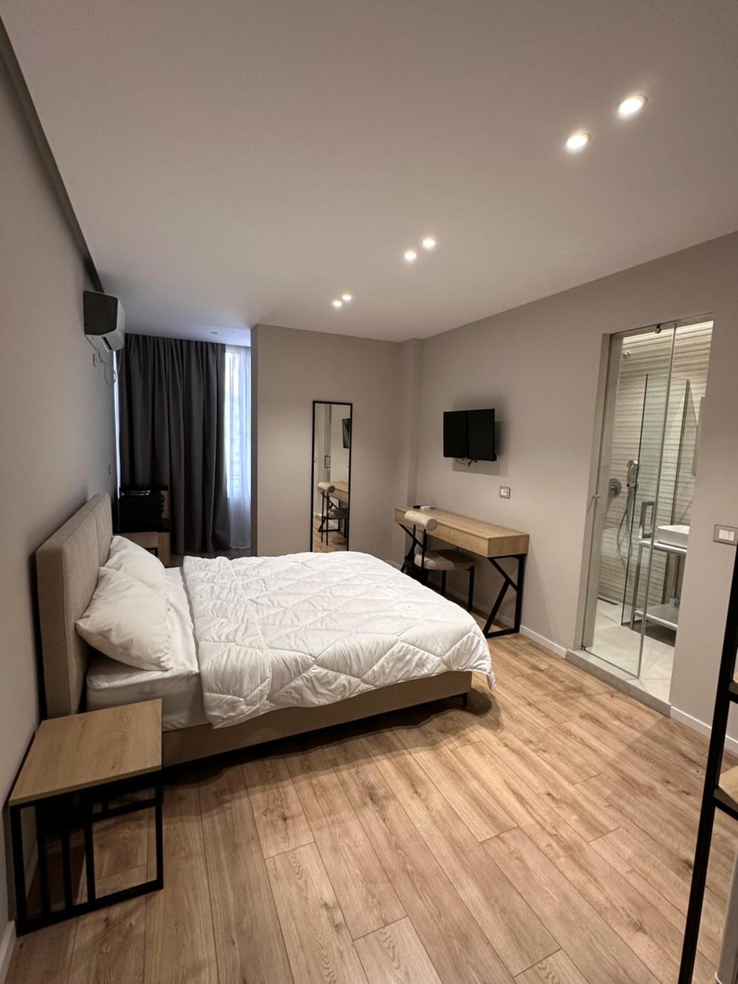 Amazon 8 Guesthouse Tirana Esterno foto