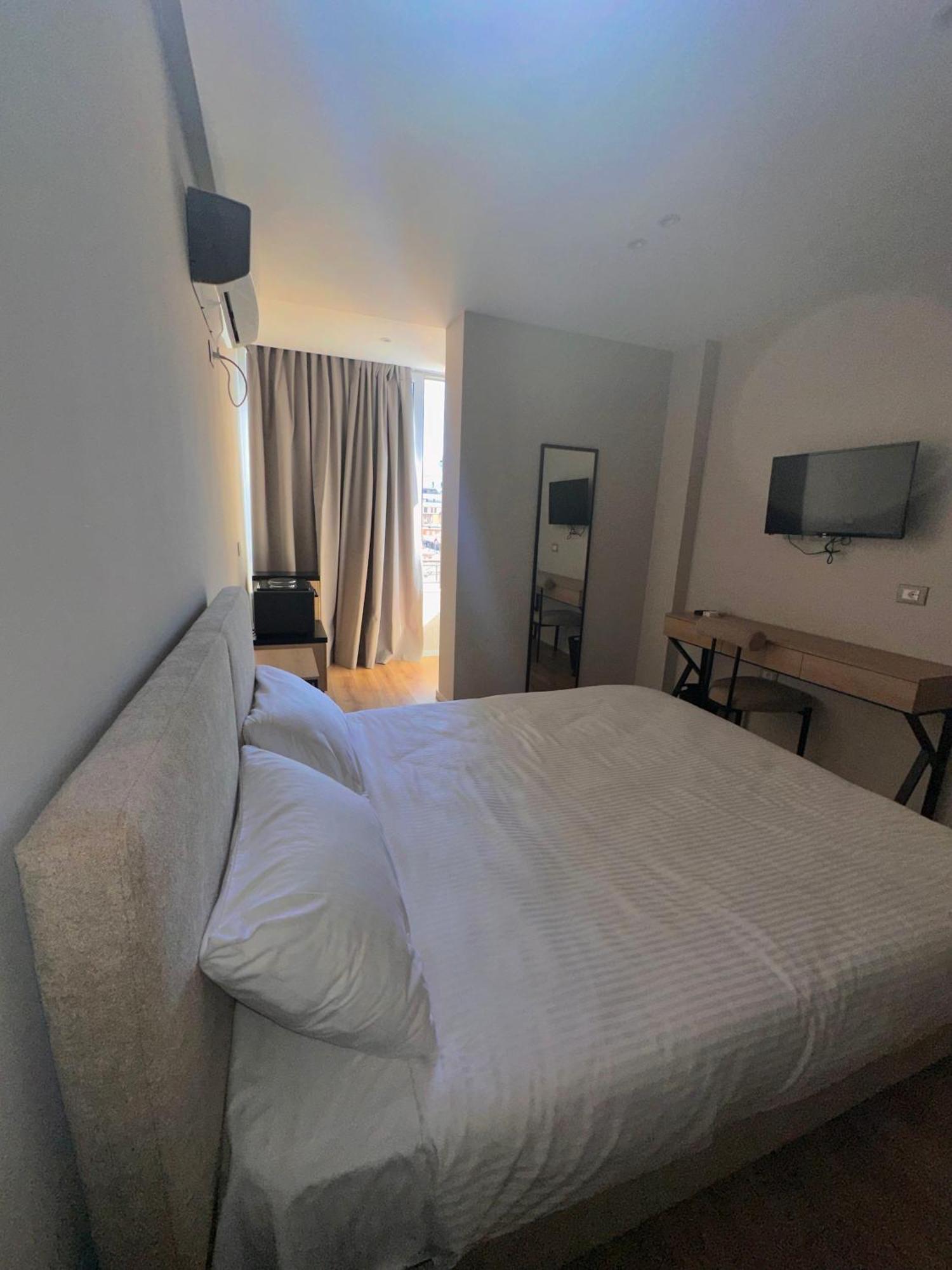 Amazon 8 Guesthouse Tirana Esterno foto
