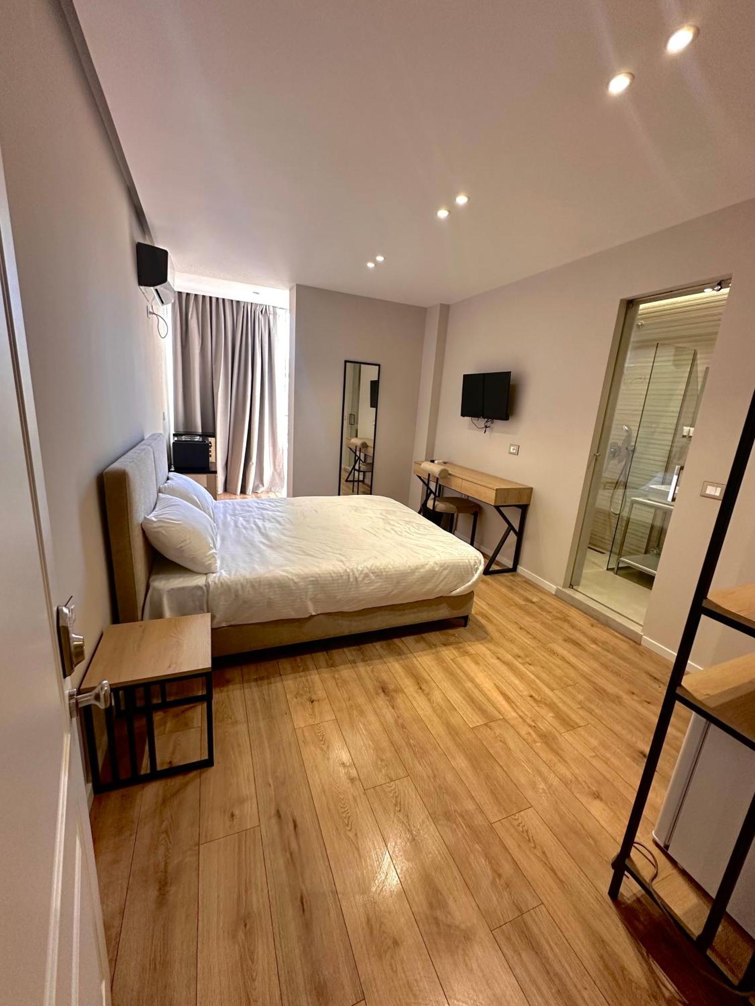 Amazon 8 Guesthouse Tirana Esterno foto